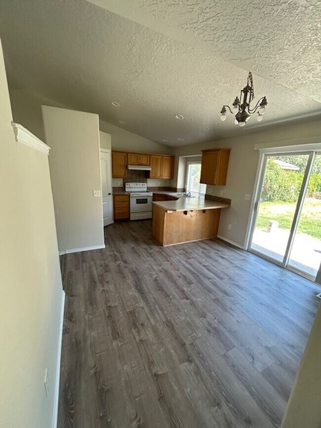 Building Photo - Cute Caldwell Home