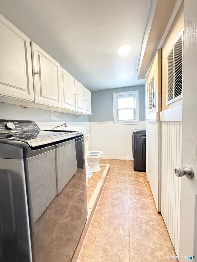 Building Photo - 8 Wildwood Rd