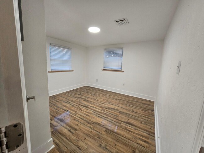 Building Photo - 3901 Lakewood Rd