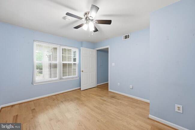 Building Photo - 933 Hillside Lake Terrace