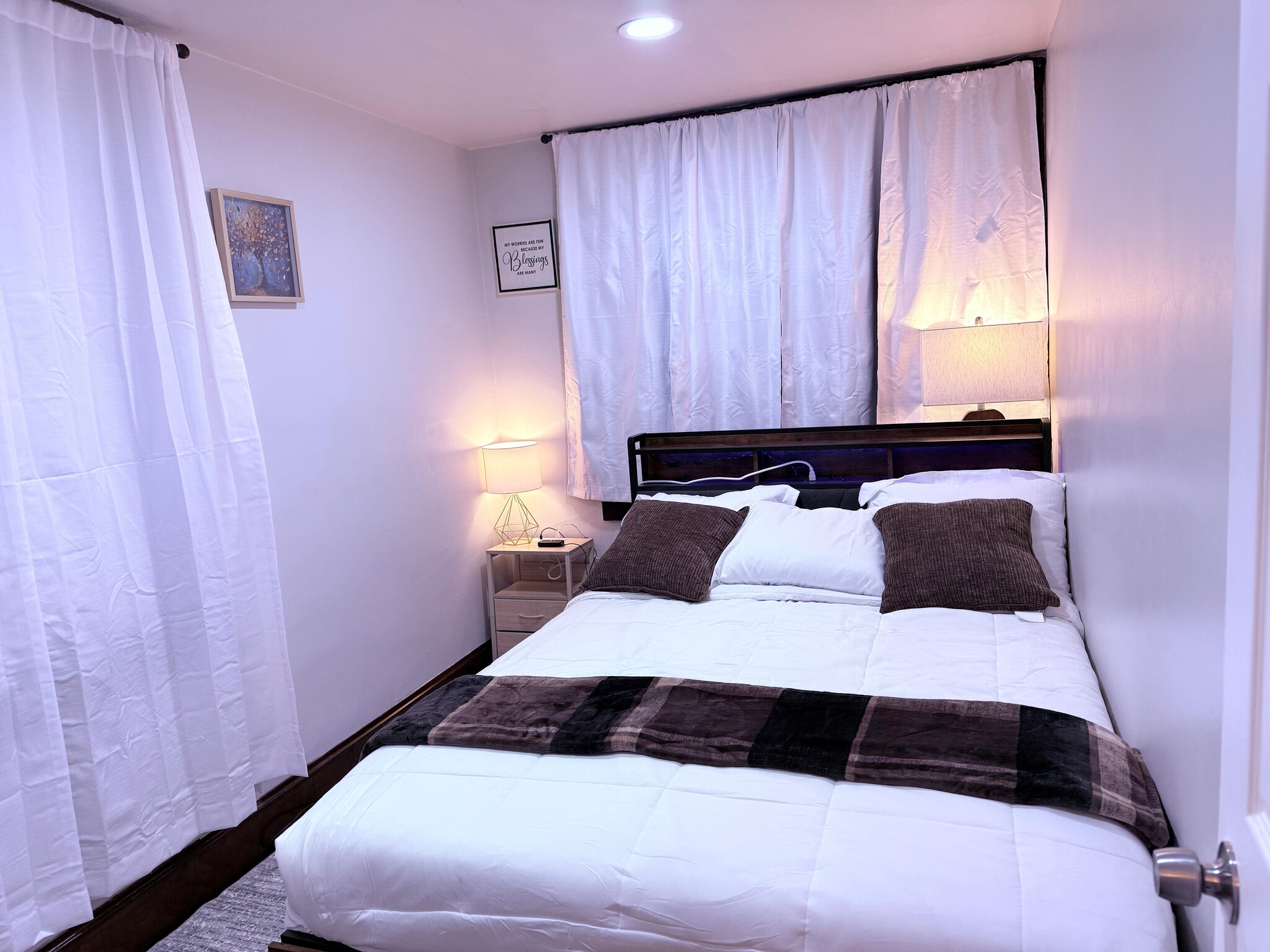 Building Photo - 212 Smith St