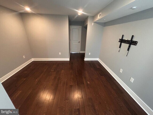 Building Photo - 3255 Ridge Ave