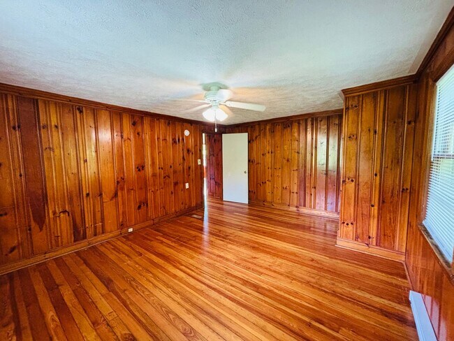 Building Photo - 2700 Meadowbrook Dr