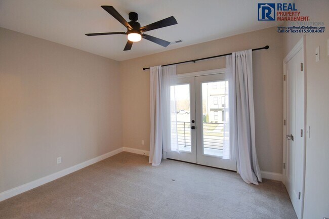 Building Photo - Gorgeous and modern 2 bedroom townhome in the heart of Murfreesboro w/ neighborhood pool, hi-spee...