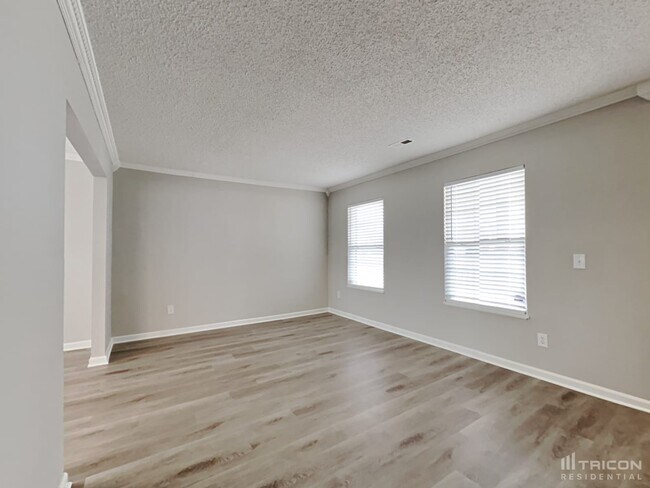 Building Photo - 661 Thornhill Dr