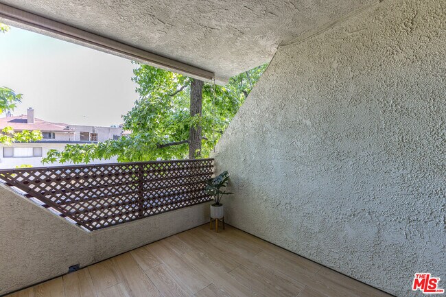 Building Photo - 400 N Louise St