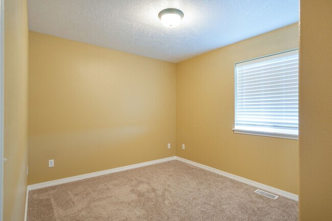 Building Photo - 3 Bedroom, 2 bathroom townhouse on Sunnyside Hill!