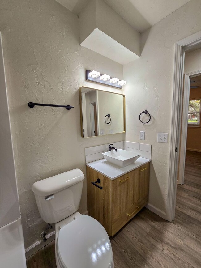 Building Photo - Beautifully remodeled 3 bed 1.5 bath home ...