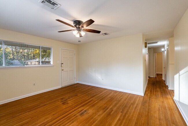 Building Photo - Midtown 3BR Near UAMS w/ Hardwoods, W/D, & Fenced Yard