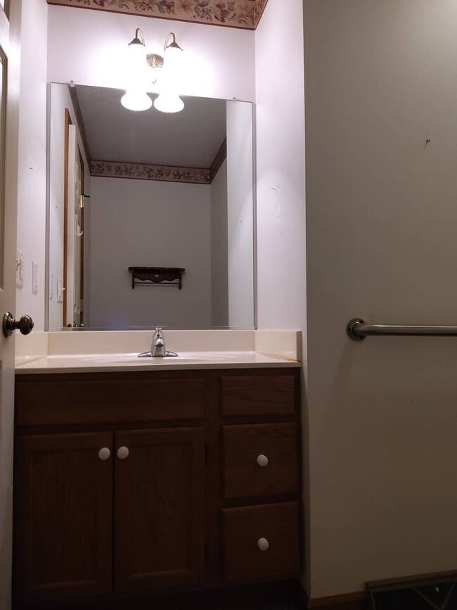 Building Photo - 3 Bedroom 2 Bathroom Home in Goshen!