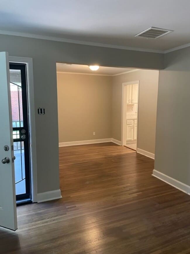 Building Photo - Spacious 3 bedroom 1 bath near Willow and Perkins