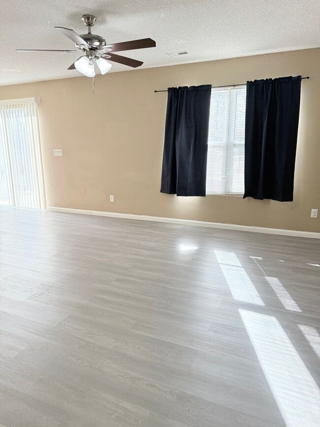 Building Photo - Great Townhome!