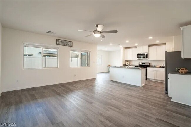 Building Photo - Bright, Modern 3 Bd, 3 bth, Home with Chef...