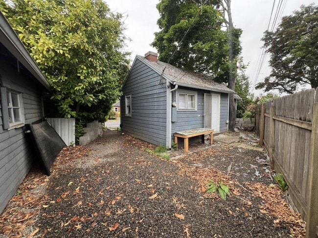 Building Photo - 1912 20th St NE