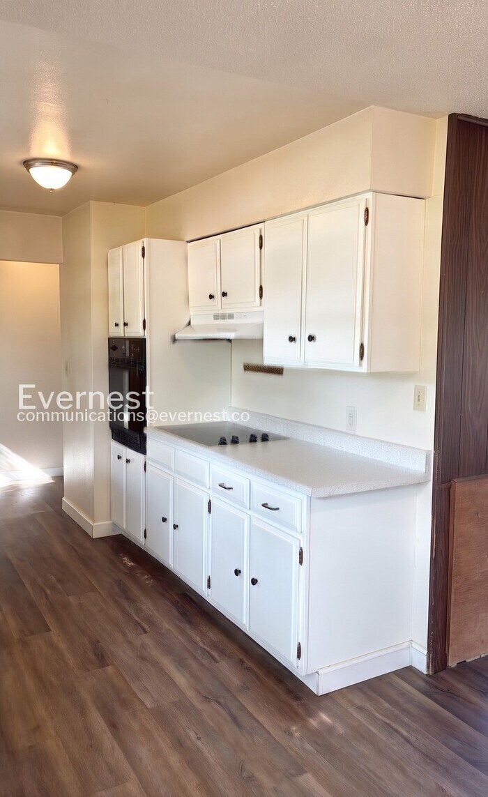 Building Photo - 928 Timber Ln
