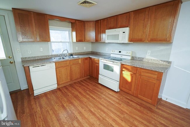 Building Photo - 33372 River View Ave