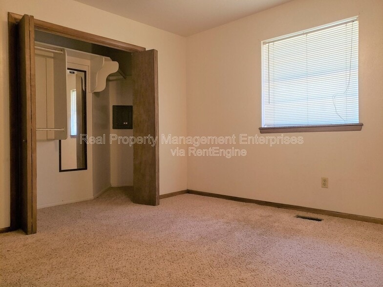 Building Photo - 301 S Ranchwood Manor Dr