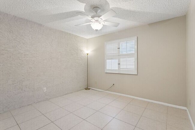 Building Photo - 4444 E Paradise Ln