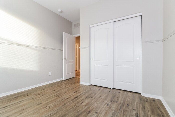 Building Photo - 15862 W Desert Hills Dr