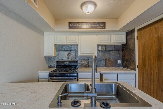 Building Photo - 11105 La Quinta Pl