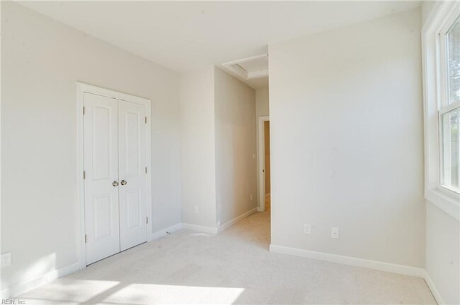 Building Photo - Like-New Two-Unit Condo in Sought-After Ch...