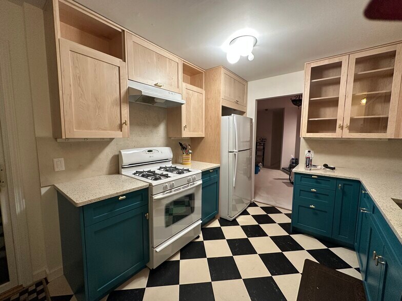 Vertical lift upper cabinet doors above stove, frig, sink. Lots of storage. - 174 Hemingway Ct
