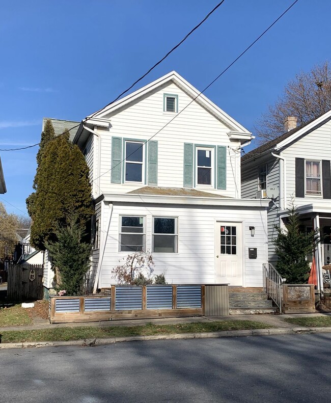 Primary Photo - Spacious single family home with 3 beds/2 ...