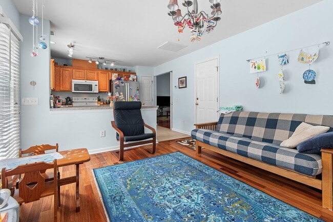Building Photo - Spacious Single Family Home: Available July 10th