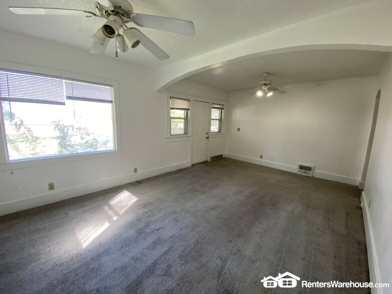 Building Photo - 1229 Merle Hay Rd