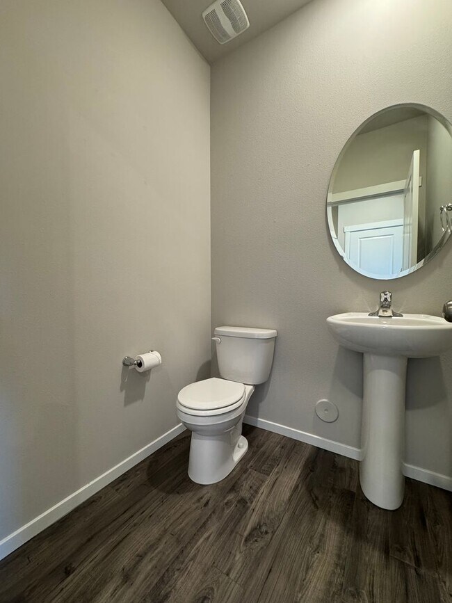 Building Photo - Modern 4-Bed Home for Rent