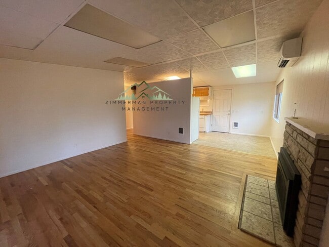 Building Photo - Quiet Friendly Street Neighborhood 3bd/1ba House