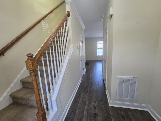 Building Photo - 6 Viburnum Ln