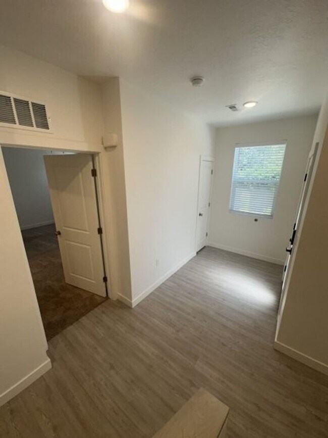Building Photo - 572 E 3860 S
