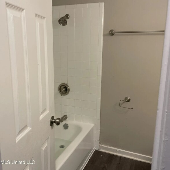 Building Photo - 195 Hayes Dr