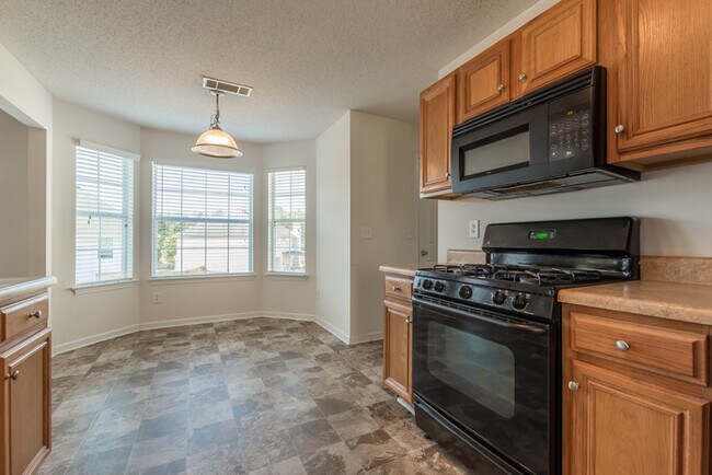 Building Photo - Spacious 4 bedroom 2.5 bath
