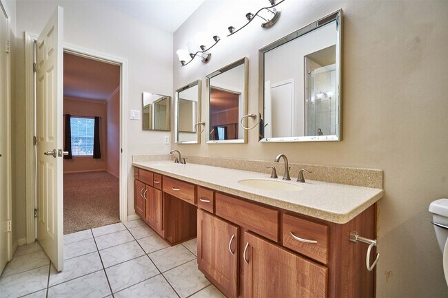 Building Photo - 2816 Holly Hall St