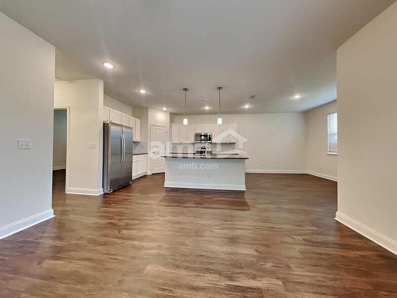 Building Photo - 302 Banyan Frst Dr