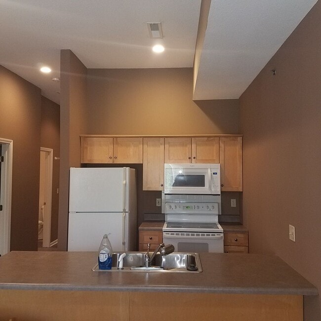 Building Photo - 1BR/1BA, Upscale Loft with accessible Rooftop Deck & Community Pool!