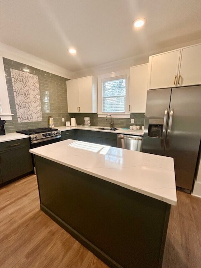 Building Photo - REMODELED! DOWNTOWN  LIVING - AVAILABLE FURNISHED OR UNFURNISHED