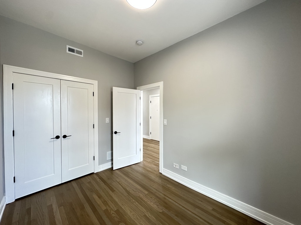 Building Photo - 3834 N Wilton Ave
