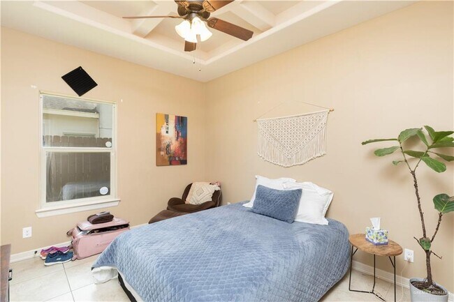 Building Photo - 16 Queens Ave