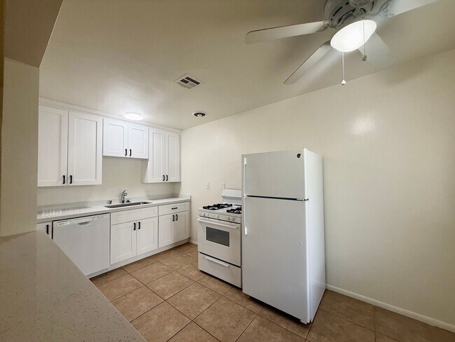 Building Photo - AVAILABLE NOW!! 1 Bedroom 1 Bathroom apartment in Palm Springs!!  MOVE IN SPECIAL!! HALF OFF ONE ...