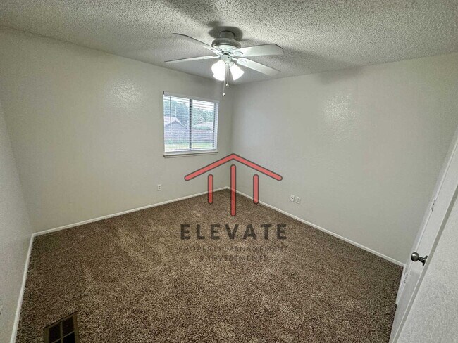 Building Photo - "Charming 3-Bedroom Townhouse Oasis with 2...
