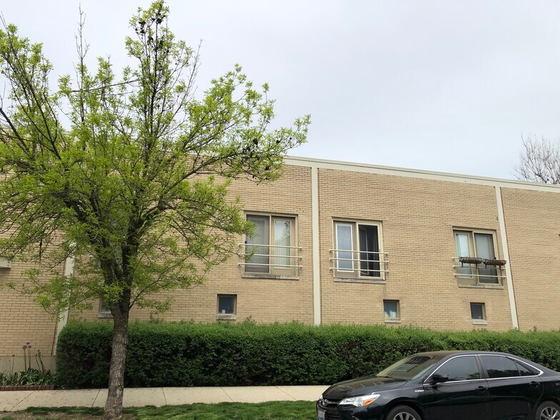 Building Photo - 1100 W Cornelia Ave