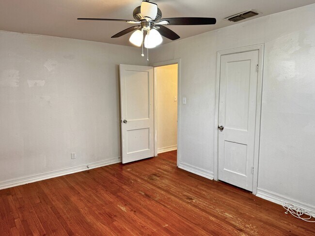 Building Photo - 3304 Sherwood Ln
