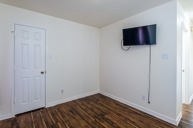 Building Photo - 6218 Summerville Ln