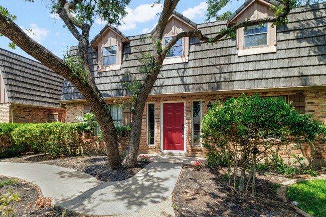 Building Photo - 9006 Balcones Club Dr