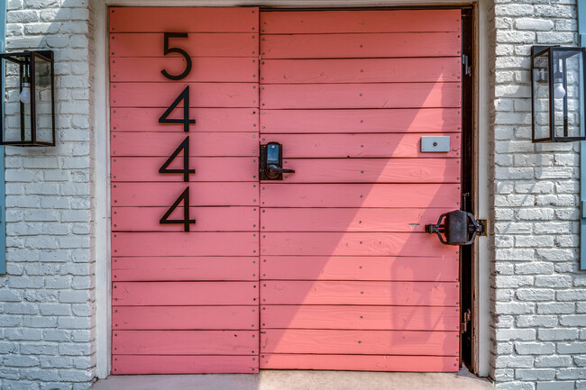 Building Photo - Coconut Grove