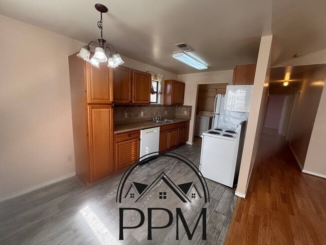 Building Photo - 901 Everitt St