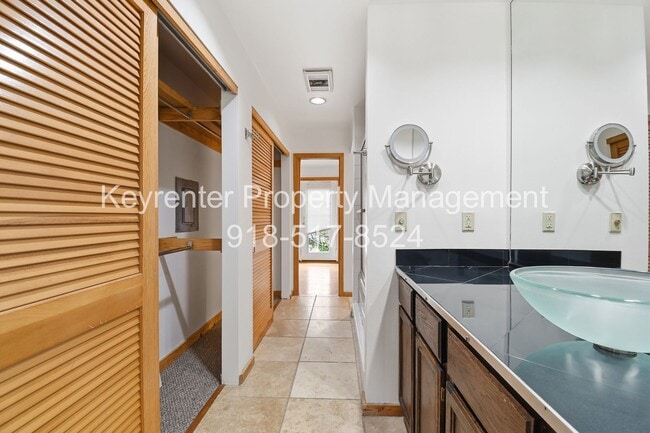 Building Photo - 2 Bed 2.5 Bath Right off Cherry Street!!